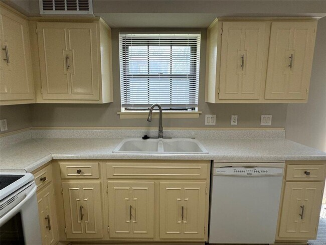 Building Photo - 1653 E Trinity Blvd