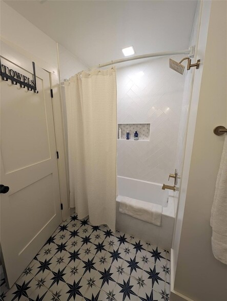 Building Photo - 306 Deer Creek Cir