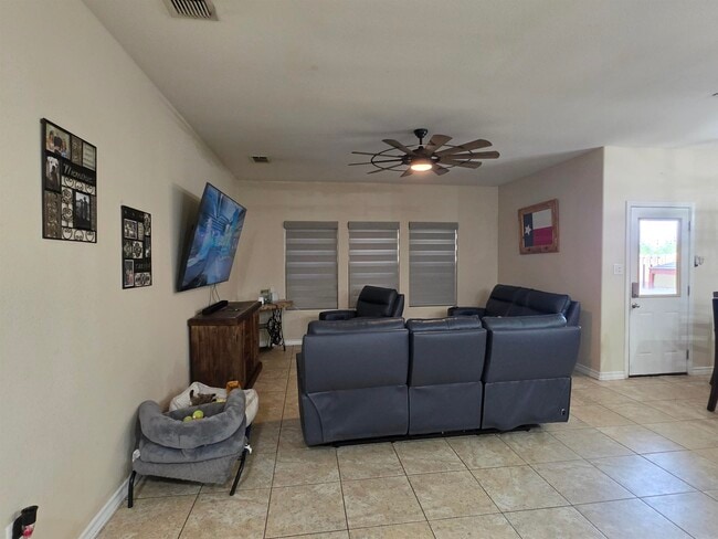 Building Photo - 302 Date Palm Dr