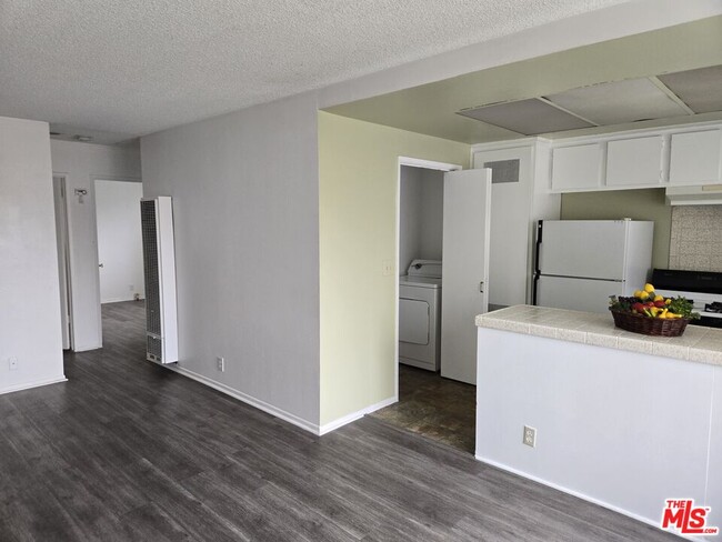 Building Photo - 1233 Tamarind Ave