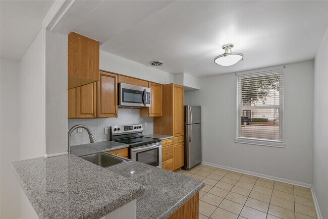 Building Photo - 2727 Briarhurst Dr