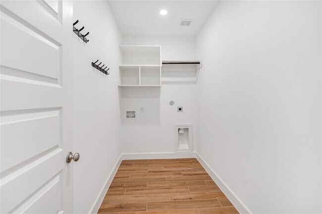 Building Photo - 15906 Golden Trails Ct
