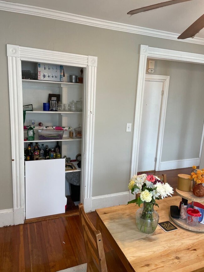 Building Photo - Huge 4 bed 3 bath Bi level unit near the Red Line and Commuter Rail in Quincy!