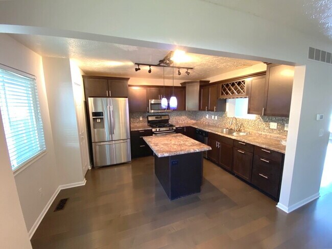 Building Photo - COMING SOON! -10817 Fallsington Court *Beautiful 2BR, 2.5 BA Townhouse in Blue Ash*