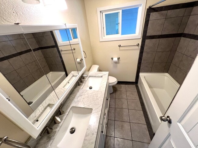 Building Photo - Pet Friendly 5 Bed 2 Bath Single Family Ho...