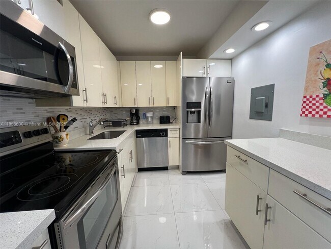 Building Photo - 20505 E Country Club Dr