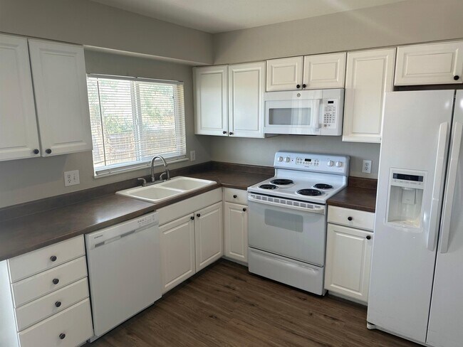 Building Photo - 15501 E Jewell Pl