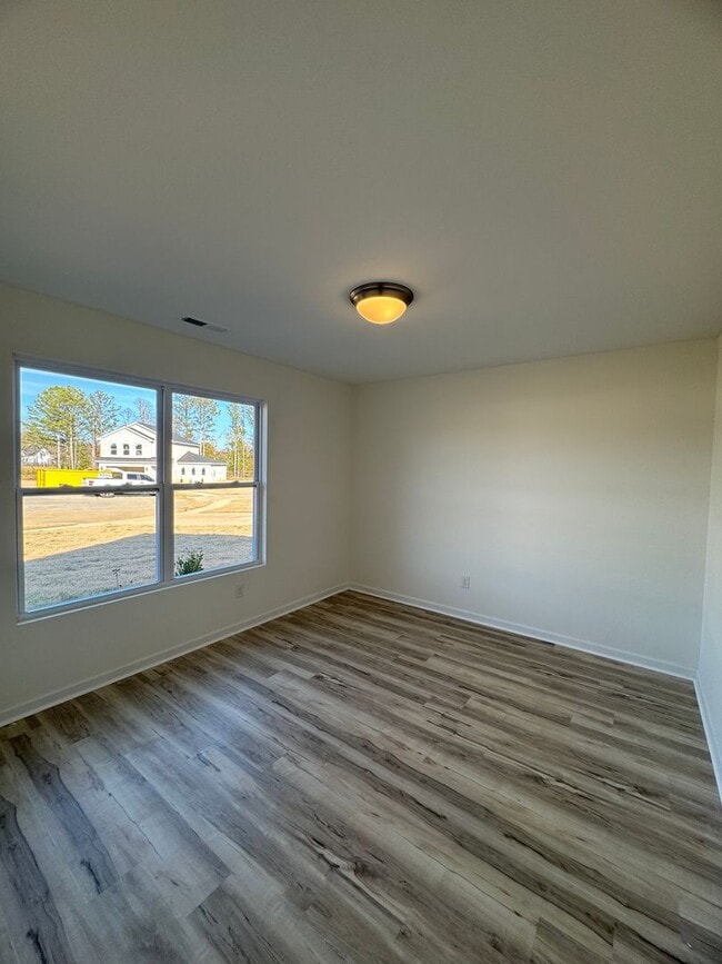 Building Photo - 4 Bedrooms! 1st Month's Rent Free!!