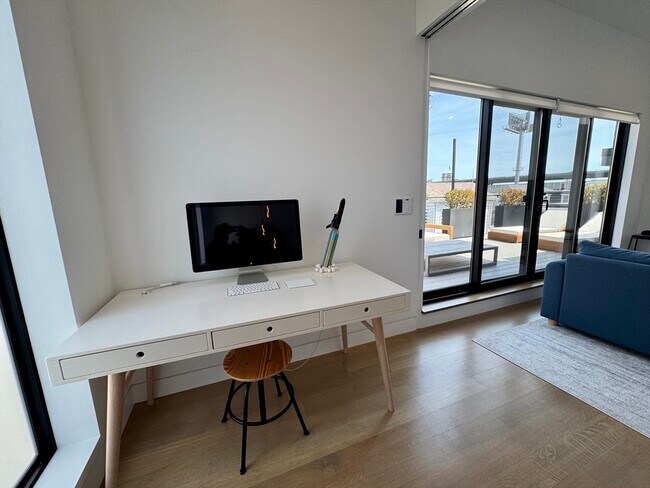 Building Photo - 22 Parker St