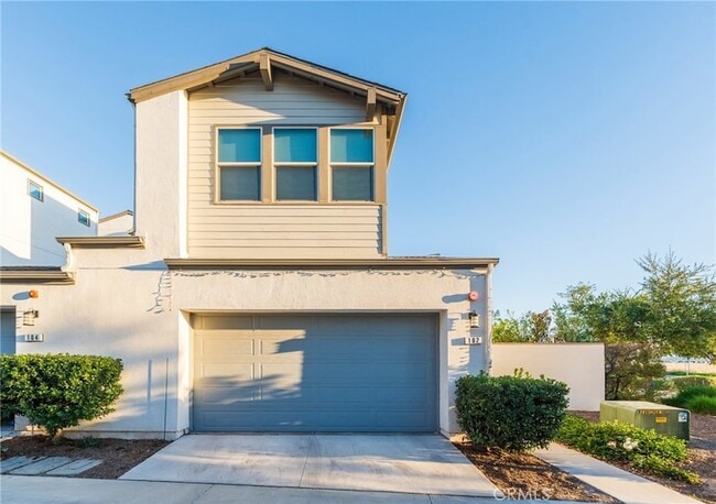 Building Photo - 102 Spectacle