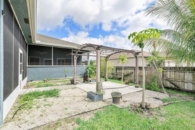 Building Photo - 114 SW Grimaldo Terrace
