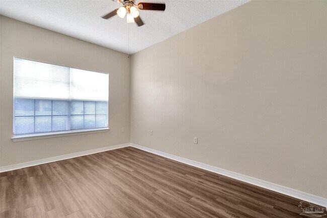 Building Photo - 208 Wildflower Ln