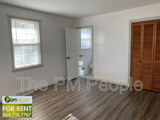 Building Photo - 204 Pennwood Ln