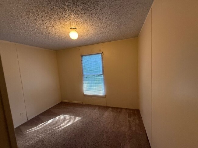 Building Photo - 2 Bedroom 1 Bathroom