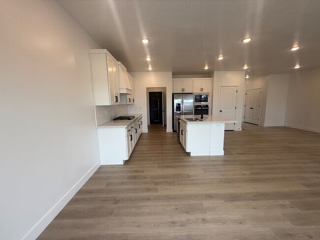 Building Photo - Mapleton TownHome