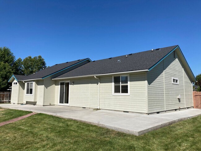 Building Photo - 928 N Middlemist Pl - Awesome Backyard, Go...