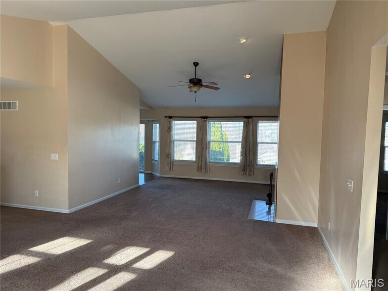 Building Photo - 733 Pecan Hill Dr