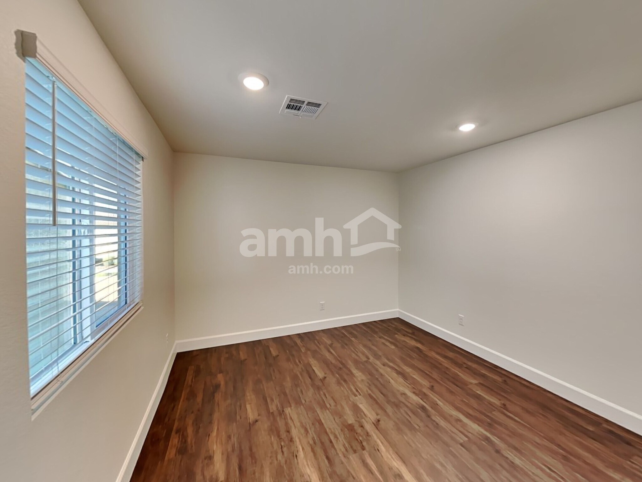 Building Photo - 556 Topiary Pk Ave