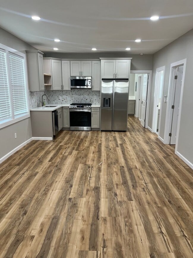 Building Photo - Split AC's In each room. Wet Bar. Spacious