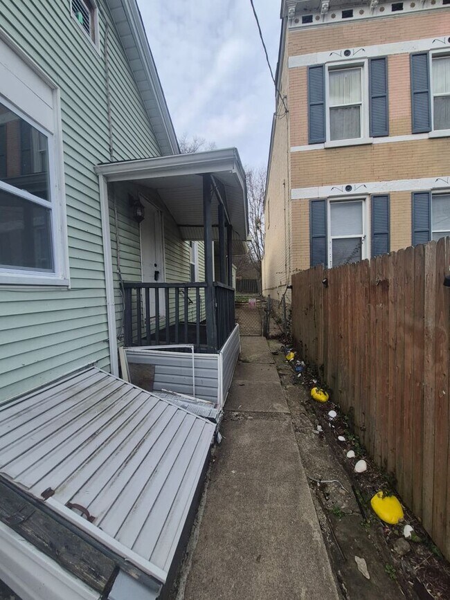 Building Photo - Charming 2-Bedroom Home with Fenced Yard in Covington!