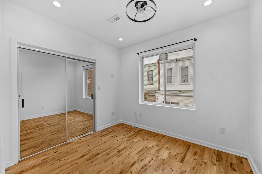 Building Photo - 1806 S Chadwick St