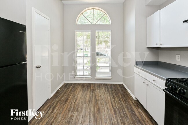 Building Photo - 11811 Meadowchase Dr