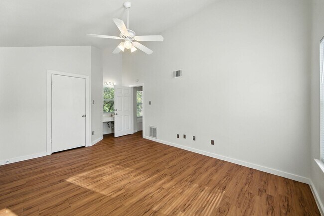 Building Photo - UT PRE-LEASE: 5 bed / 3 bath Remodeled Wes...