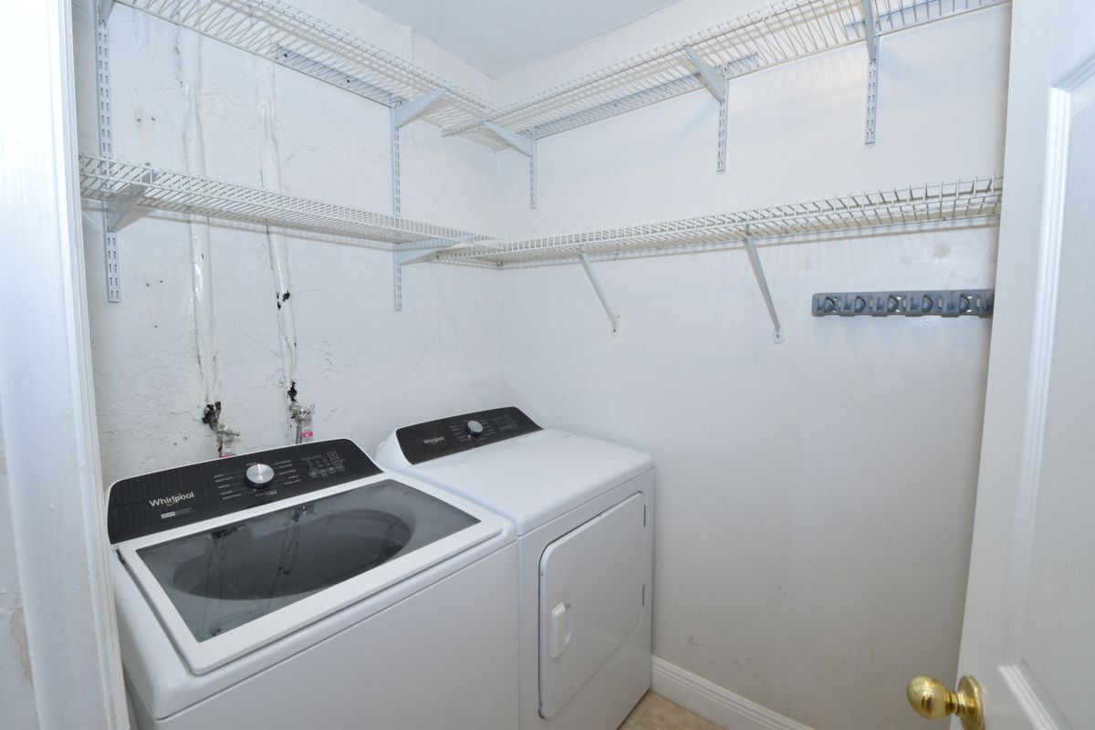 Building Photo - 3461 Lakeview Dr