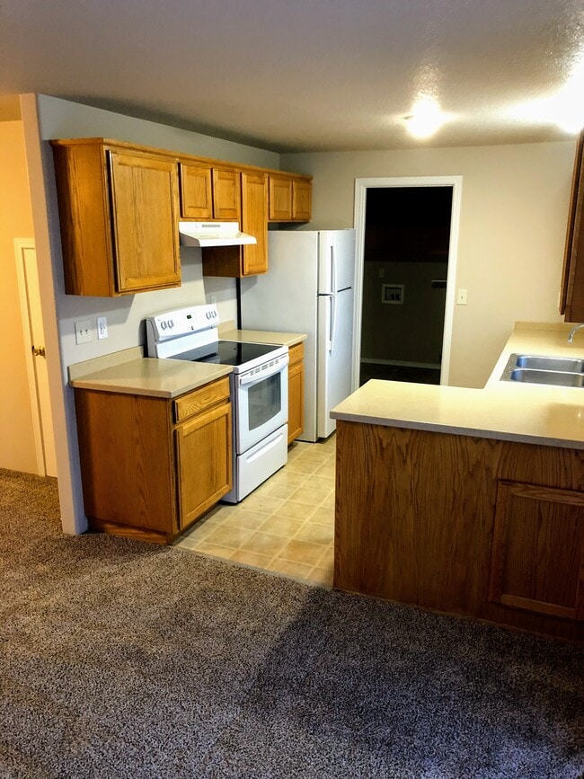 Building Photo - 601 NE Sandstone Ct