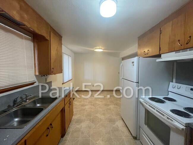 Building Photo - 2 Bedroom 1 Bathroom Puyallup Area Duplex