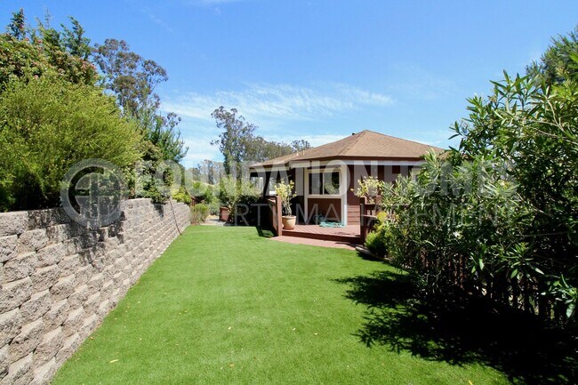 Building Photo - Spacious and Bright Tam Valley Home!  Mult...