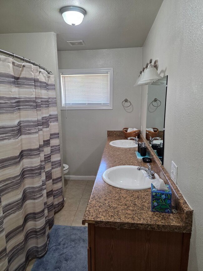 Building Photo - FURNISHED OR UNFURNISHED 5 BEDROOM 3 BATH HOME WITH POOL