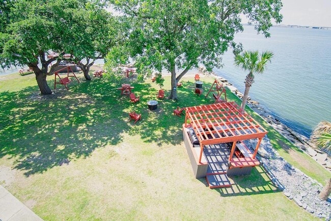 Building Photo - 1351 Bayville Ct