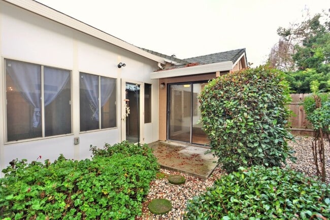 Building Photo - Beautiful corner halfplex available now for rent!