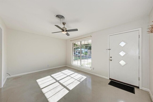 Building Photo - 2508 East Side Dr