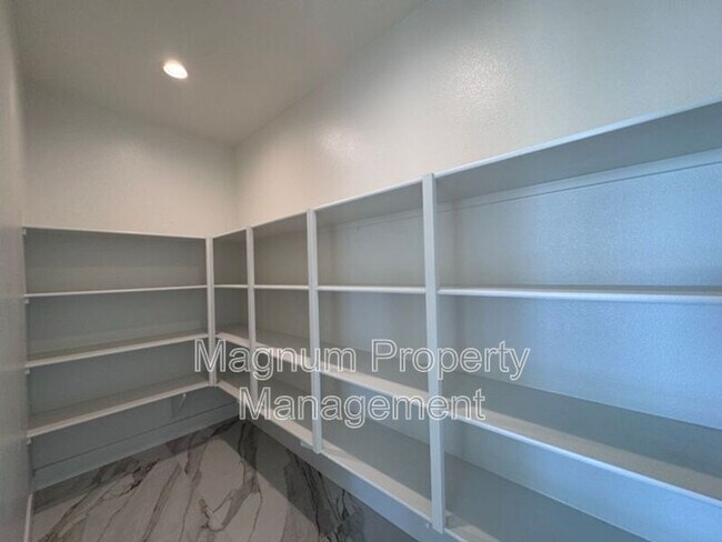 Building Photo - 25061 River Peak Dr