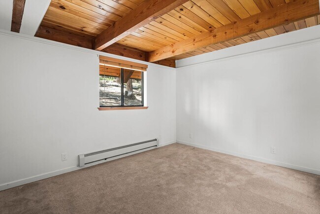 Building Photo - Remodeled Mountain Style Home