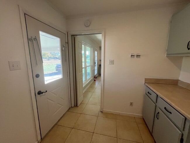 Building Photo - New Listing!
