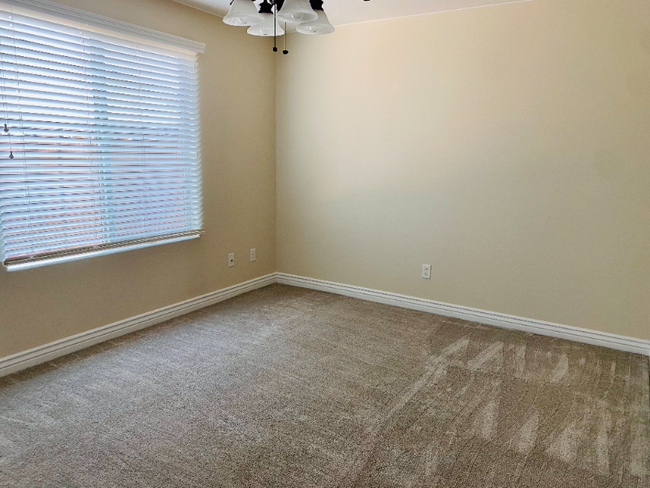 Building Photo - 828 N 225 W