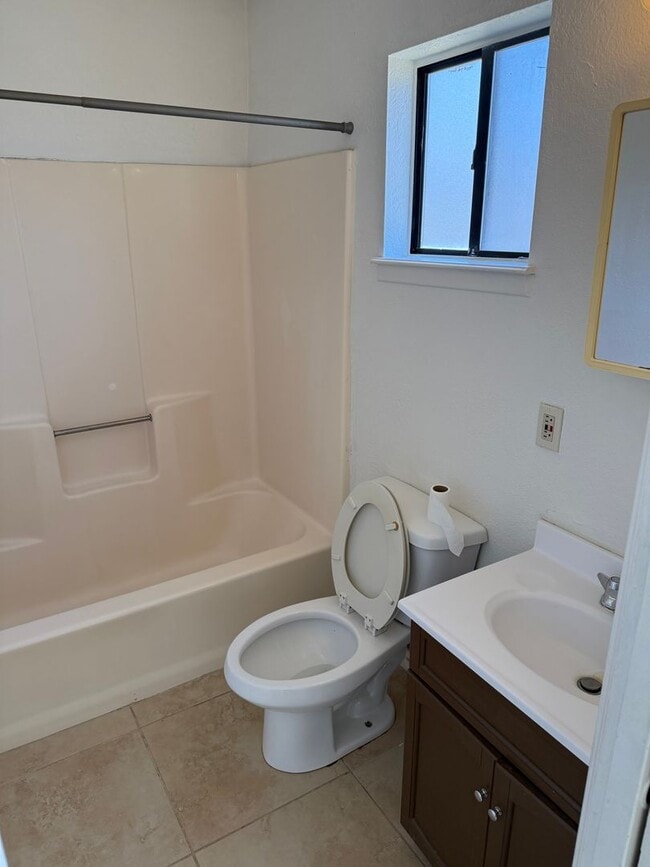 Building Photo - Plain