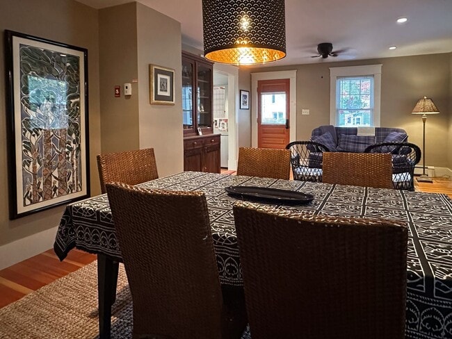 Building Photo - Charming 2 Bed 1 Bath