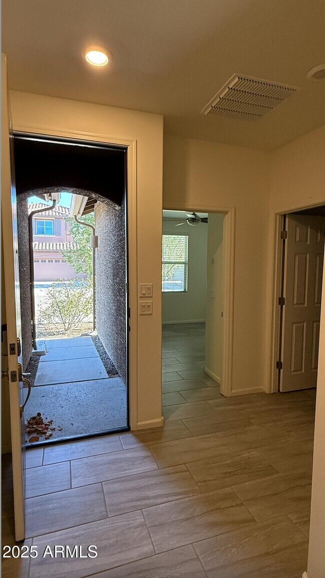 Building Photo - 5352 W Desert Hollow Dr