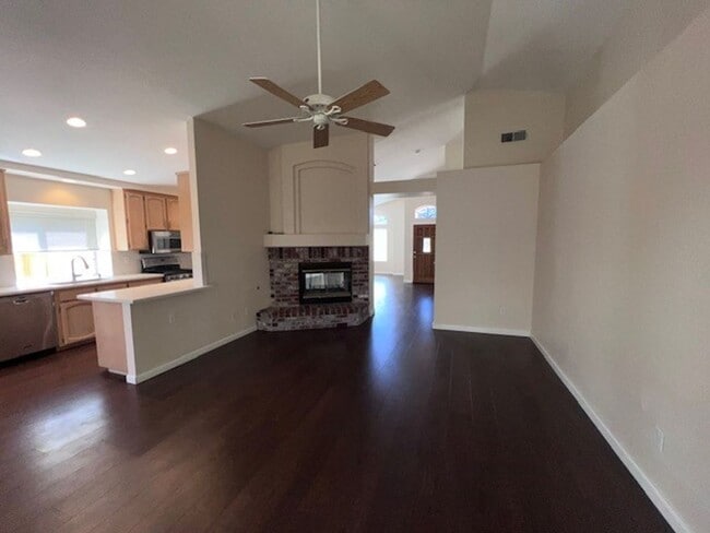 Building Photo - Beautifully maintained Elk Grove home with...