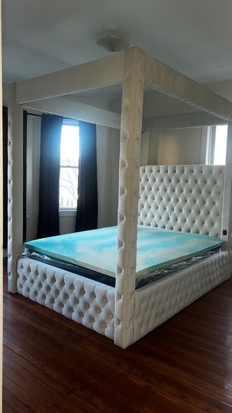 Furnished Bed $900 - 127 S Burnett St