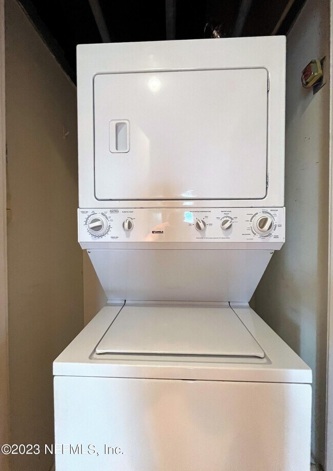 Building Photo - 1661 Riverside Ave