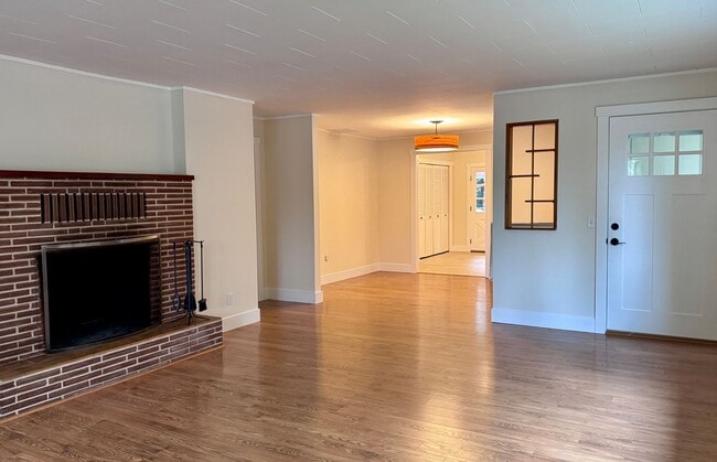 Building Photo - Location Location Location....plus a darling one story cottage