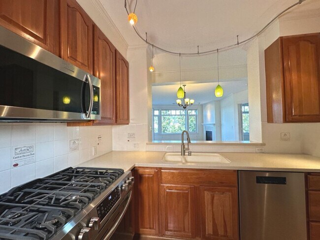 Building Photo - 2Bd/1.75Ba Kirkland Condo