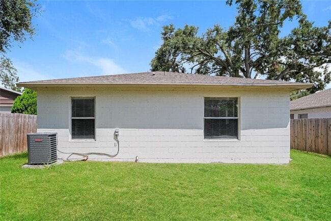 Building Photo - 2627 E Chelsea St