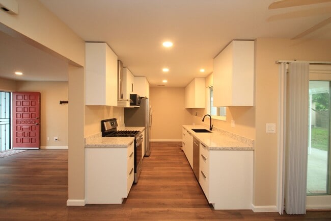 Building Photo - Charming 3-Bedroom Home with Spacious Layo...
