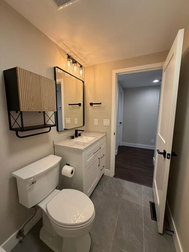 Building Photo - 3 Bedroom 2 bathroom House! Move in Special!